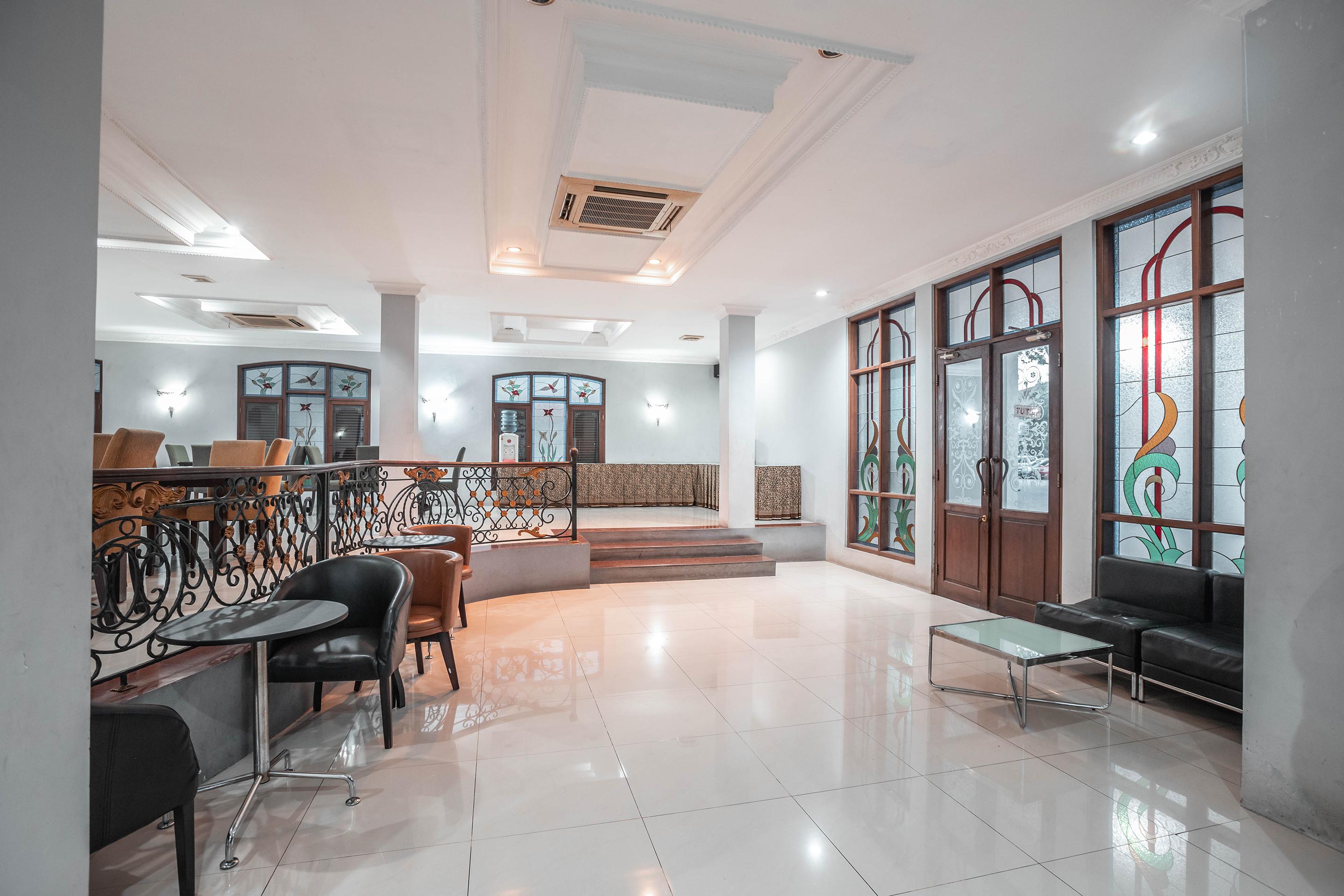 Super Oyo 686 Bunga Karang Hotel Бекаси Экстерьер фото