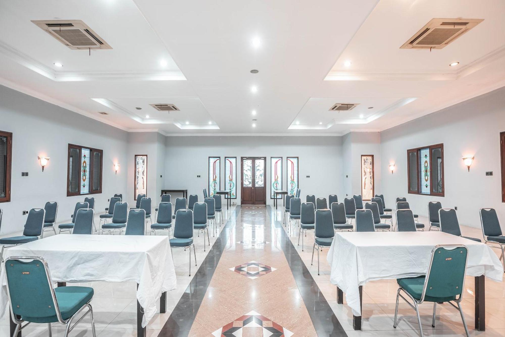 Super Oyo 686 Bunga Karang Hotel Бекаси Экстерьер фото