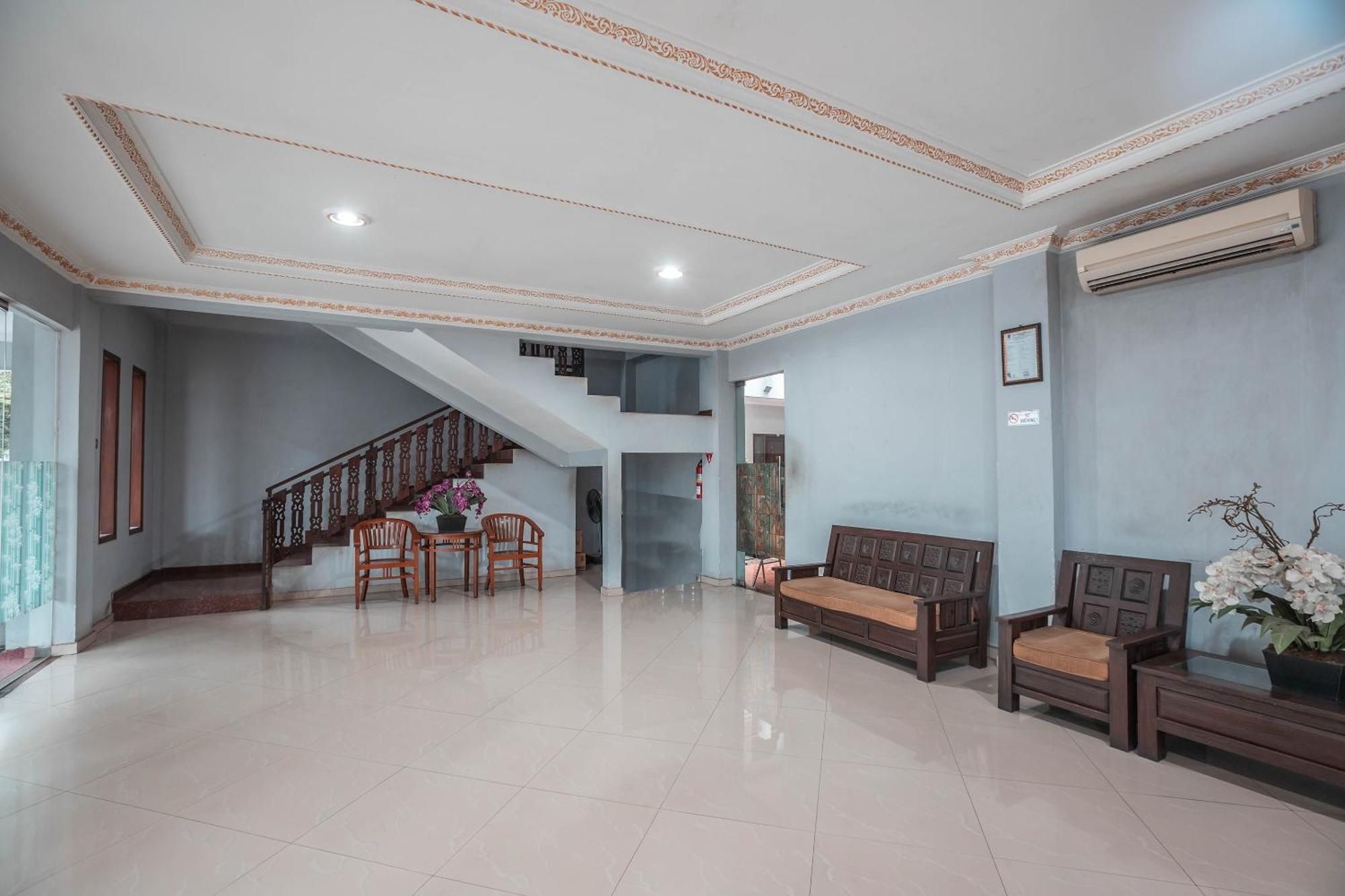 Super Oyo 686 Bunga Karang Hotel Бекаси Экстерьер фото